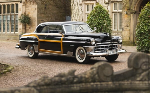 Тази марка е свързвана най-вече с посредственост днес. Уви, лесно се забравя, че Chrysler някога е имал висок имидж и е дал стар на кутп иновации. Марката правешеавтомобили с размах, показан най-вече от този модел. Подсилен е от истинско дърво и величествен преден капак, под който има V8 двигател.
